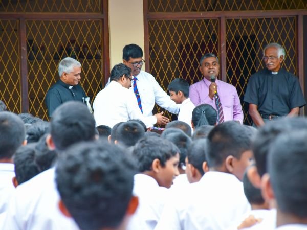 OBU Presenting a reward voucher for the winner for the Title name BATTLE OF THE CROWNS